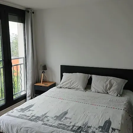 Whole Flat Near Metro Station Apartment *