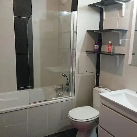 Whole Flat Near Metro Station Apartment *