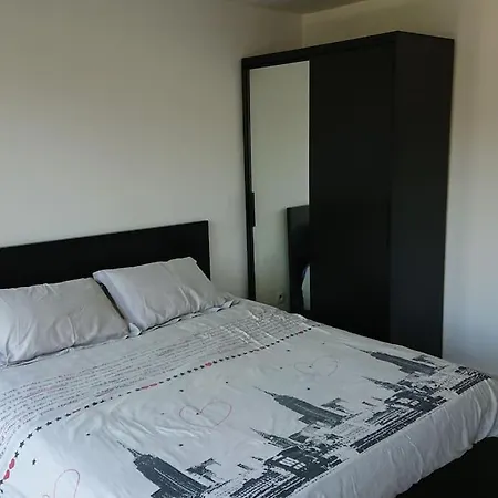 Apartment Whole Flat Near Metro Station