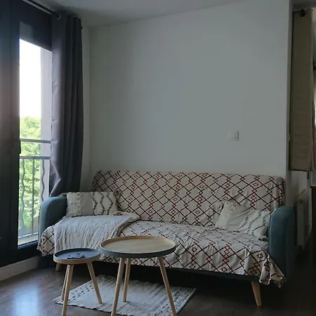 Whole Flat Near Metro Station Apartment *